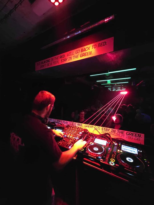 KOLASIN aux platines face au public, lasers rouges