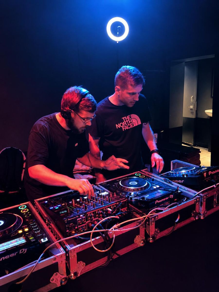 Le duo aux CDJ, lumière rouge et ring light