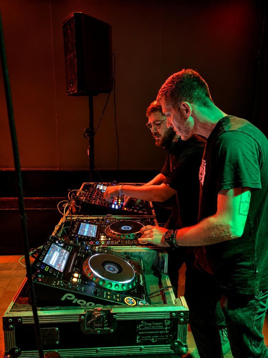 Le duo derrière les flight-cases Pioneer, lumière violette